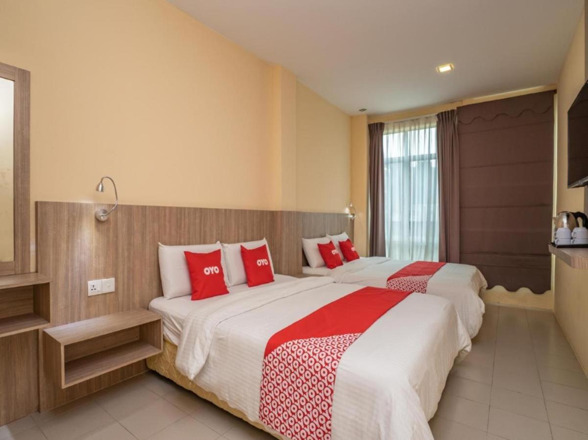 Hotel The Island Pekan Pangkor Bagian luar foto