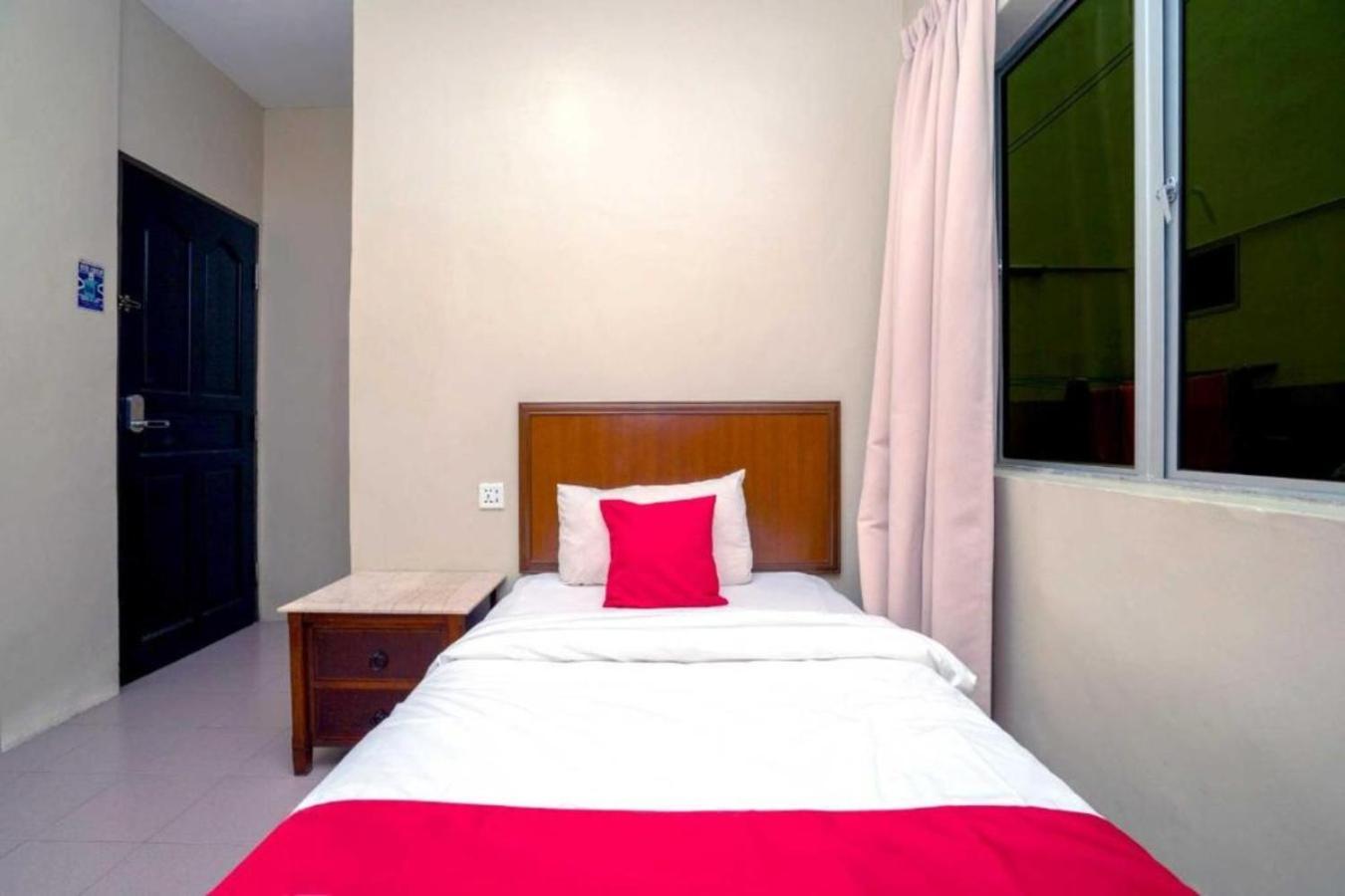 Hotel The Island Pekan Pangkor Bagian luar foto